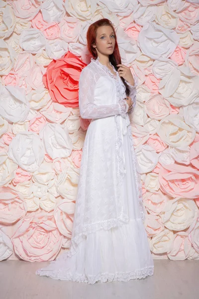 Junge Dame Mit Roten Haaren Eleganten Weißen Kleid — Stockfoto
