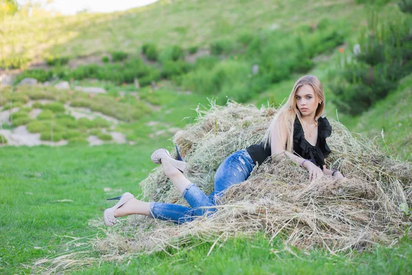 Ung Vacker Blond Kvinna Sommarparken — Stockfoto