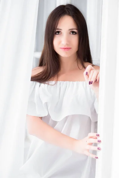 Jovem Mulher Bonita Vestido Branco Elegante — Fotografia de Stock