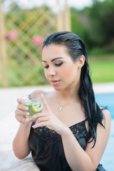 Joven Sexy Morena Mujer Descansando Piscina — Foto de Stock