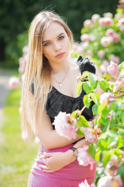 Πορτρέτο Της Νεαρής Όμορφη Ξανθιά Γυναίκα Στο Καλοκαιρινό Πάρκο Λουλούδια — Φωτογραφία Αρχείου