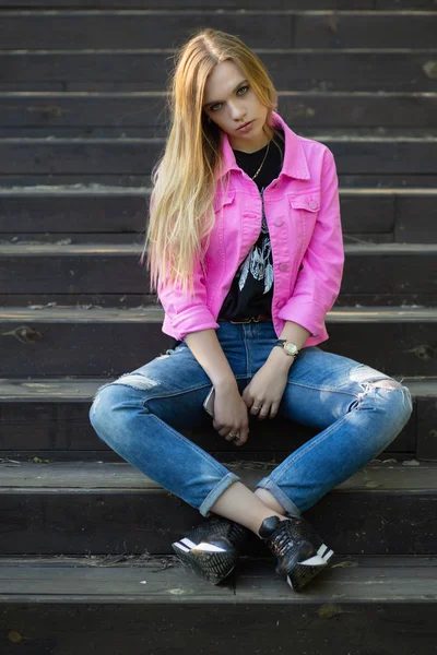 Young Beautiful Blonde Woman Sitting Steps — 스톡 사진