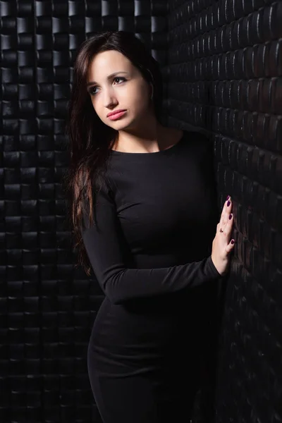 Молодая Красивая Женщина Элегантном Черном Платье — стоковое фото