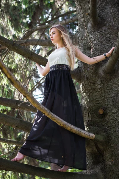 Retrato Jovem Bela Mulher Loira Floresta — Fotografia de Stock