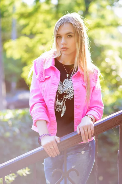 Jovem Bela Mulher Loira Parque Verão — Fotografia de Stock