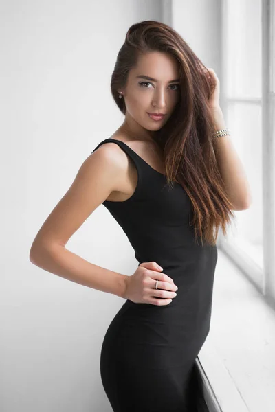 Mujer Atractiva Joven Elegante Vestido Elegante — Foto de Stock