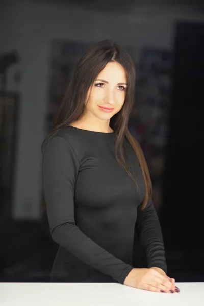 Zarif Siyah Elbiseli Güzel Bir Kadın — Stok fotoğraf