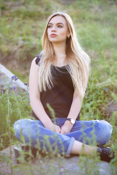 Jong Mooi Blond Vrouw Zomer Park — Stockfoto