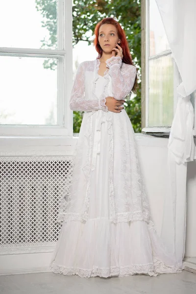 Señorita Con Pelo Rojo Elegante Vestido Blanco — Foto de Stock