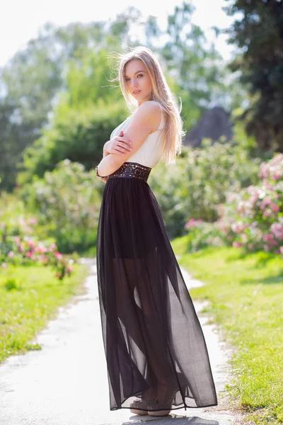 Ung Vacker Blond Kvinna Sommarparken — Stockfoto