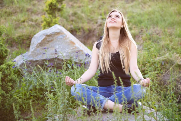 Young Beautiful Blonde Woman Summer Park — Stock Photo, Image