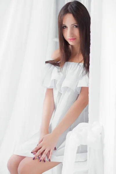 Νεαρή Όμορφη Γυναίκα Κομψό Λευκό Φόρεμα — Φωτογραφία Αρχείου