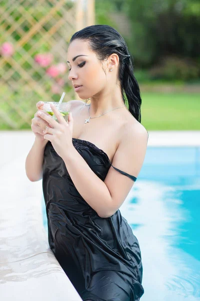 Young Sexy Brunette Woman Resting Swimming Pool — Stock Photo, Image