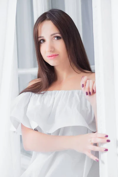 Joven Hermosa Mujer Elegante Vestido Blanco —  Fotos de Stock