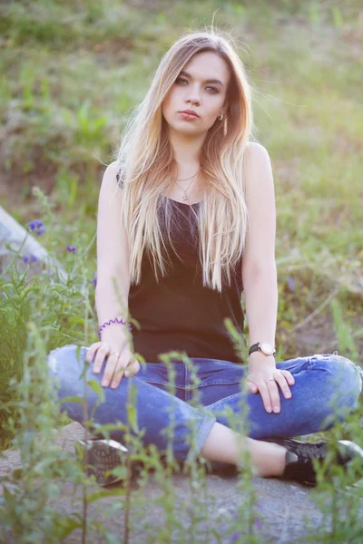 Young Beautiful Blonde Woman Summer Park — Stock Photo, Image