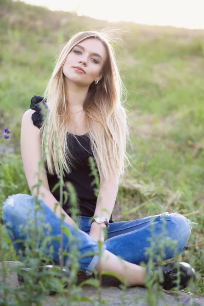 Jong Mooi Blond Vrouw Zomer Park — Stockfoto