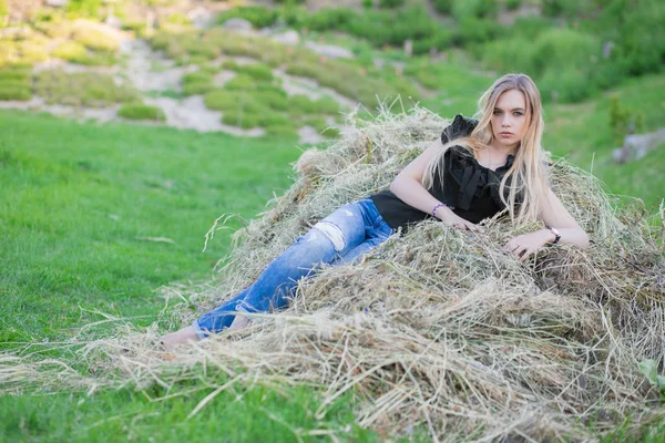 Jong Mooi Blond Vrouw Zomer Park — Stockfoto