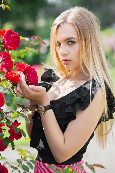 Portræt Ung Smuk Blondine Kvinde Sommerpark Med Blomster - Stock-foto