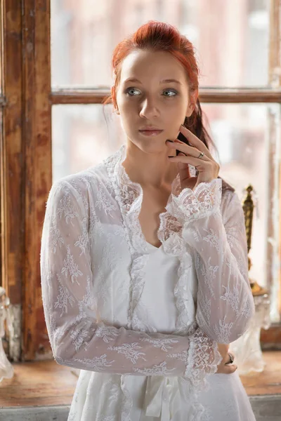 穿着雅致的白色衣服 红头发的年轻女士 — 图库照片