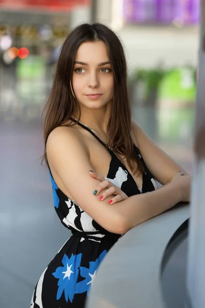 Joven Encantadora Mujer Vestido Aeropuerto — Foto de Stock