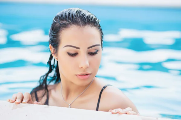 Jovem Sexy Morena Mulher Descansando Piscina — Fotografia de Stock