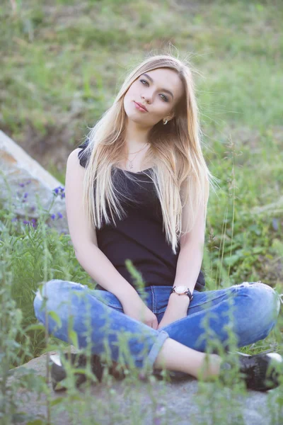 Jong Mooi Blond Vrouw Zomer Park — Stockfoto