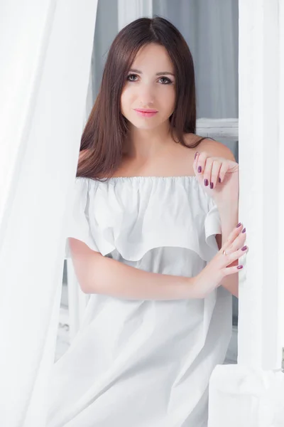 Junge Schöne Frau Eleganten Weißen Kleid — Stockfoto