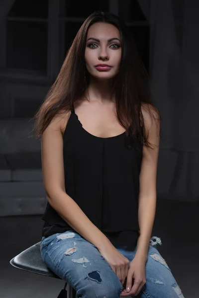Portret van een mooie jonge brunette — Stockfoto