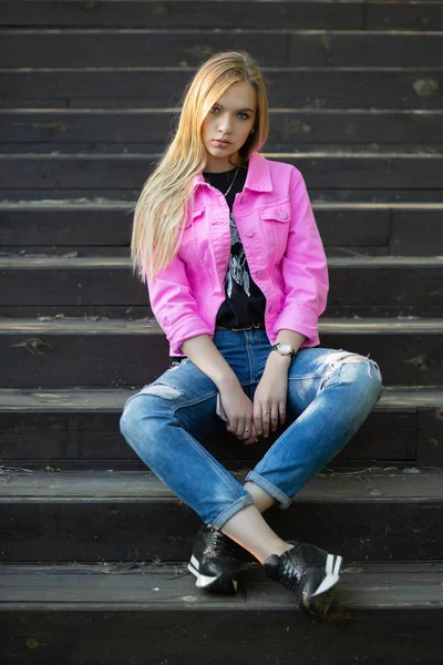 Young Beautiful Blonde Woman Sitting Steps — 스톡 사진