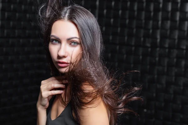 Portret van een mooie jonge brunette — Stockfoto