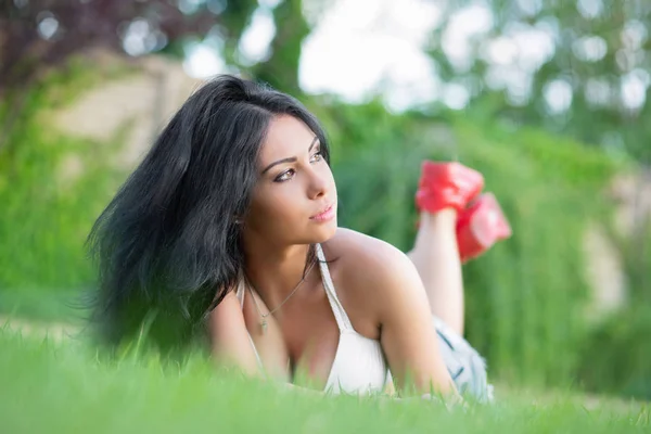 Portret Van Mooie Vrouw Rustend Gras Zomerpark — Stockfoto