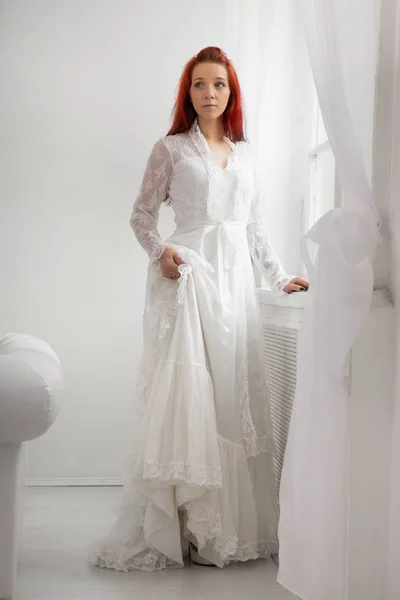 Señorita Con Pelo Rojo Elegante Vestido Blanco —  Fotos de Stock