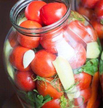 Ev koruması. Konserve sürecinde Olgun kırmızı domates.