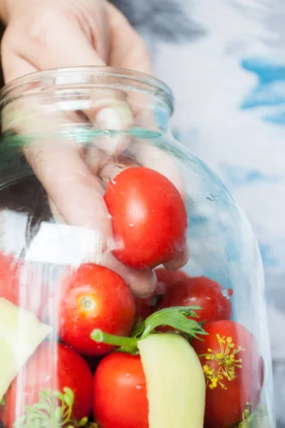 トマトの家を維持します 手は冬の缶詰の Jar にトマトを定着します — ストック写真