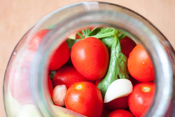 Ochrona Domu Dojrzałe Czerwone Pomidory Procesie Puszkowania — Zdjęcie stockowe