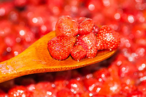 草莓酱是用勺子搅拌的 水果甜点关闭 — 图库照片