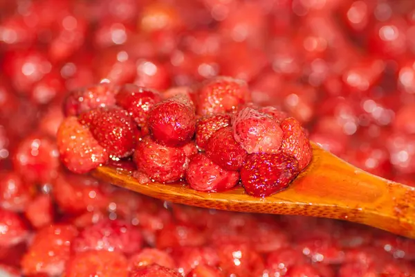 草莓酱是用勺子搅拌的 水果甜点关闭 — 图库照片