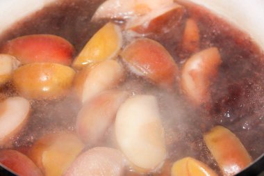 Komposto kaynar elma ve siyah frenk üzümü bir tencerede pişirilir. arka plan yiyecek ve içecek