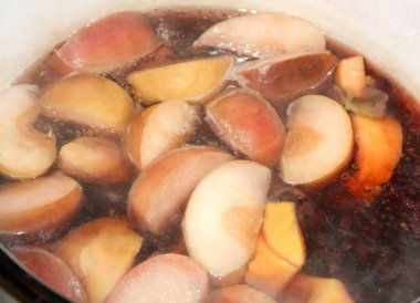 Komposto kaynar elma ve siyah frenk üzümü bir tencerede pişirilir. arka plan yiyecek ve içecek