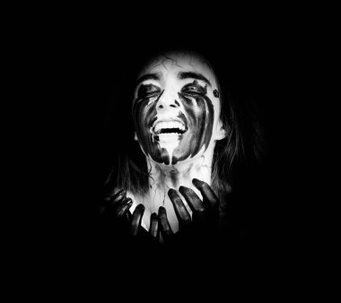Cadılar Bayramı. Portre. karanlıkta, yüzünde Siyah damarlı bir deli kız çığlık. halloween ve ölülerin günü kavramı.