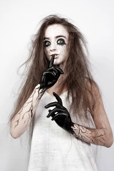 Сумасшедшая Девушка Растрепанными Волосами Черными Глазами Венами Показывает Свой Палец — стоковое фото