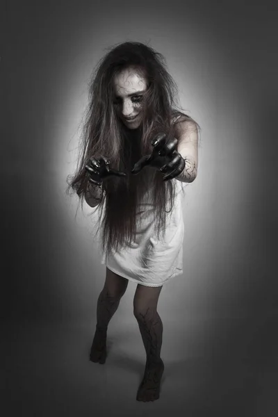 Halloween Besatt Flicka Med Zombies Går Och Sträcker Svarta Händer — Stockfoto