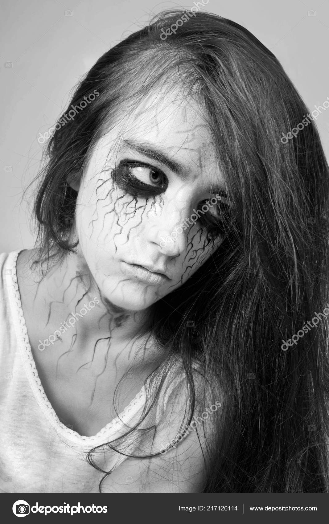 MISSÃO MITICA - UMA ESTRELA NAS TREVAS [JOHNNY SINGER] Depositphotos_217126114-stock-photo-halloween-portrait-sad-girl-zombie