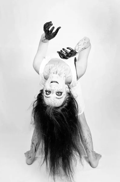 Halloween Retrato Arqueado Sobre Espalda Una Chica Zombi Con Venas —  Fotos de Stock