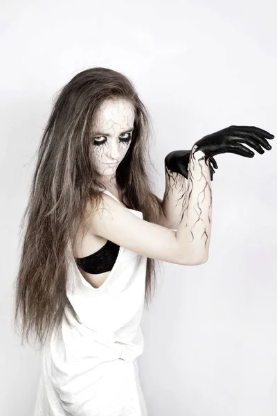 Halloween Portret Szalony Dziewczyna Zombie Czarne Ręce Żyły Twarzy Koncepcja — Zdjęcie stockowe