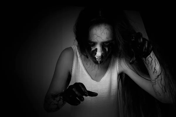 Halloween Porträt Eines Verrückten Zombie Mädchens Mit Schwarzen Händen Und — Stockfoto