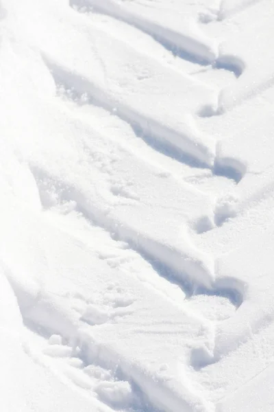 Sporen Van Wielen Van Auto Een Besneeuwde Weg — Stockfoto