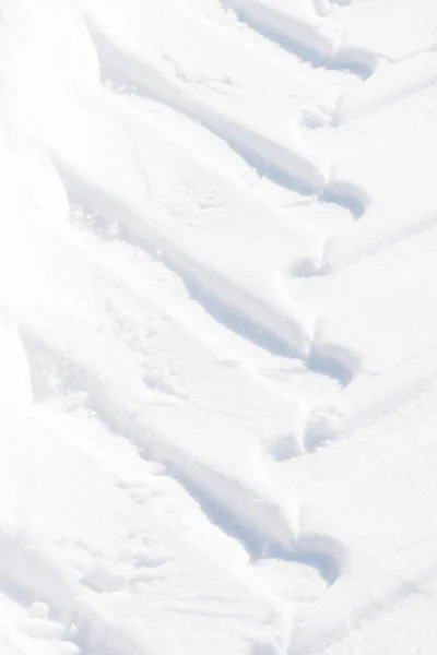 Sporen Van Wielen Van Auto Een Besneeuwde Weg — Stockfoto