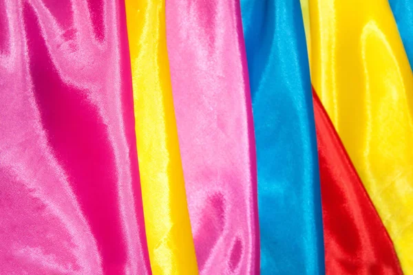Mooie Heldere Veelkleurige Zijde Stof Gevouwen Kleurrijke Achtergrond — Stockfoto