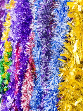 Renkli parlayan tinsel, garland. Güzel Noel arka plan kart.